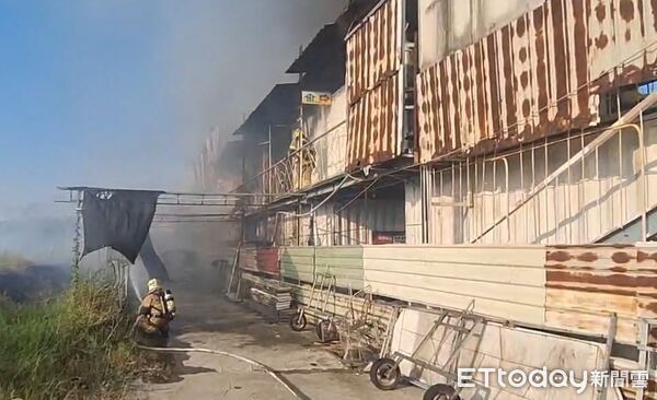 ▲台南市永康區一處木炭倉庫冒出大量濃煙火舌，消防人員迅速布水線射水搶救，所幸無人傷亡。（圖／記者林東良翻攝，下同）
