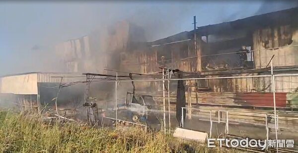 ▲台南市永康區一處木炭倉庫冒出大量濃煙火舌，消防人員迅速布水線射水搶救，所幸無人傷亡。（圖／記者林東良翻攝，下同）