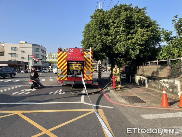 ▲台南市永康區一處木炭倉庫冒出大量濃煙火舌，消防人員迅速布水線射水搶救，所幸無人傷亡。（圖／記者林東良翻攝，下同）