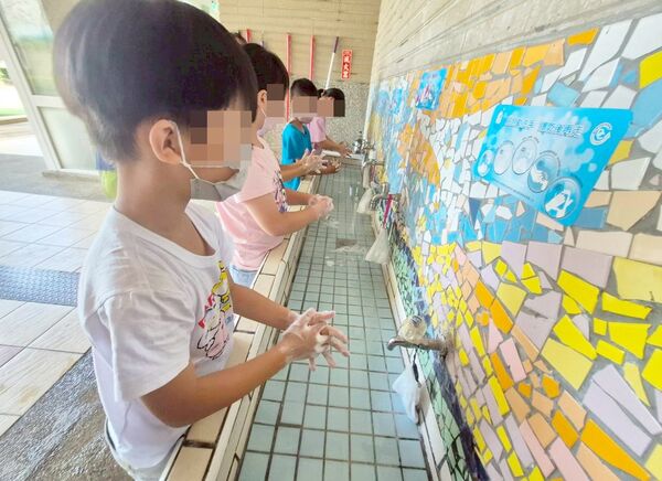 ▲桃園市衛生局指出，因腸病毒進入高峰期，提醒家長教導學童注意個人衛生、勤洗手與堅守「生病不上學」原則。（圖／桃園市衛生局提供）