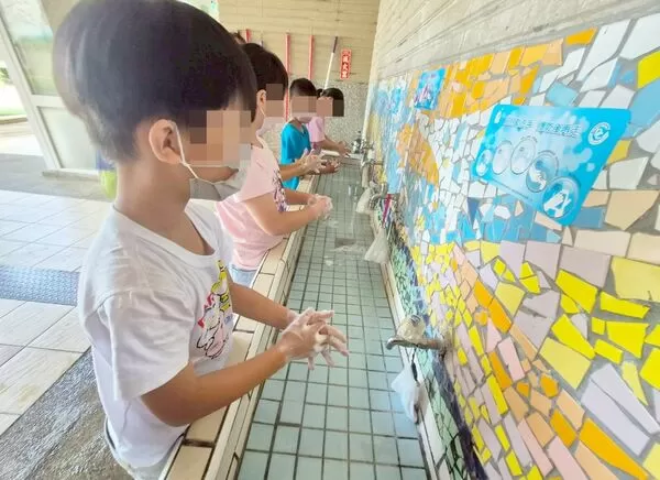 ▲桃園市衛生局指出，因腸病毒進入高峰期，提醒家長教導學童注意個人衛生、勤洗手與堅守「生病不上學」原則。（圖／桃園市衛生局提供）