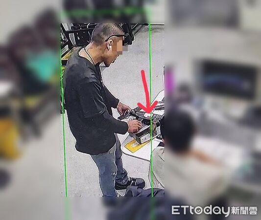 ▲平頭男後來又跑到人力仲介公司，自稱要賣槍。（圖／店家提供）