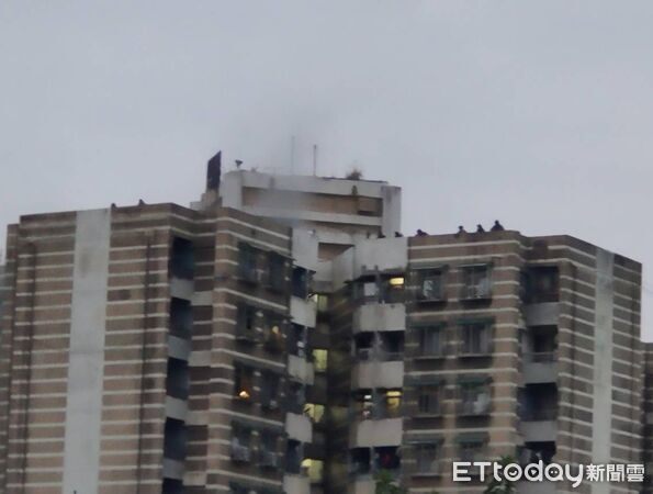 ▲▼             北市文山區一處社區大樓起火，1人不適送醫。（圖／記者黃彥傑翻攝）