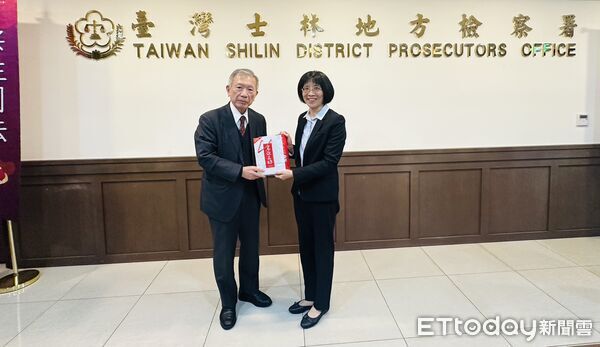 ▲▼           本署張云綺檢察長(右)代表致贈參訪團前田裕司團長(左)紀念品   。（圖／記者黃宥寧翻攝）