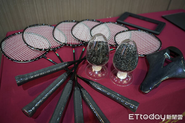 ▲再生羽球拍從風機葉片重生，呈現循環材料從退役風場走向球場的全新旅程。（圖／記者游瓊華翻攝）