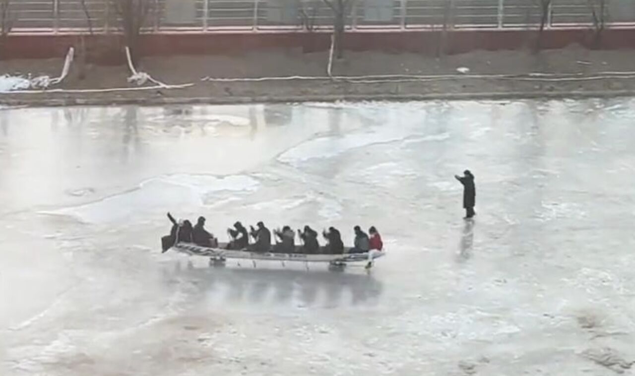 陸東北學生冰上練習龍舟遭調侃　真相曝：就是冰上賽舟有裝冰刀