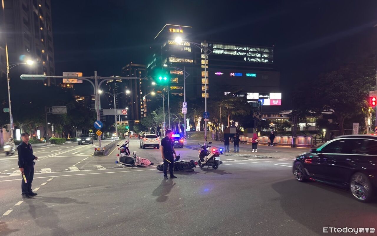 警執勤鳴笛穿越紅燈!女騎士不肯讓直直撞過來 2人倒地受傷