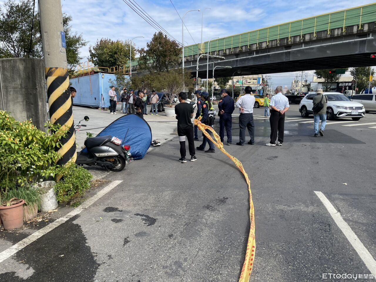 台中死亡車禍!女騎士遭聯結車撞倒「爆頭」輾斃 驚悚瞬間曝