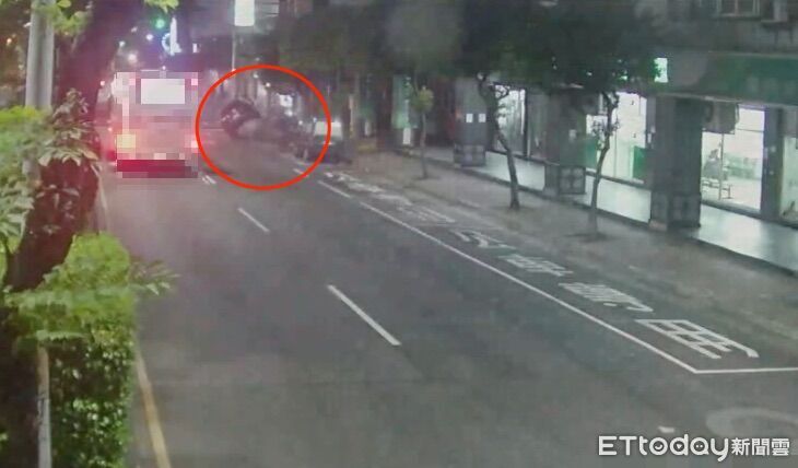 「特技」畫面!24歲女「方向燈+方向盤」一起轉...10車衰挨撞