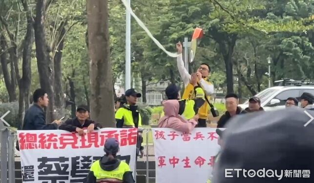 直擊/新黨衝民進黨中央抗議 大馬路狂丟衛生紙砸到員警、路過民眾