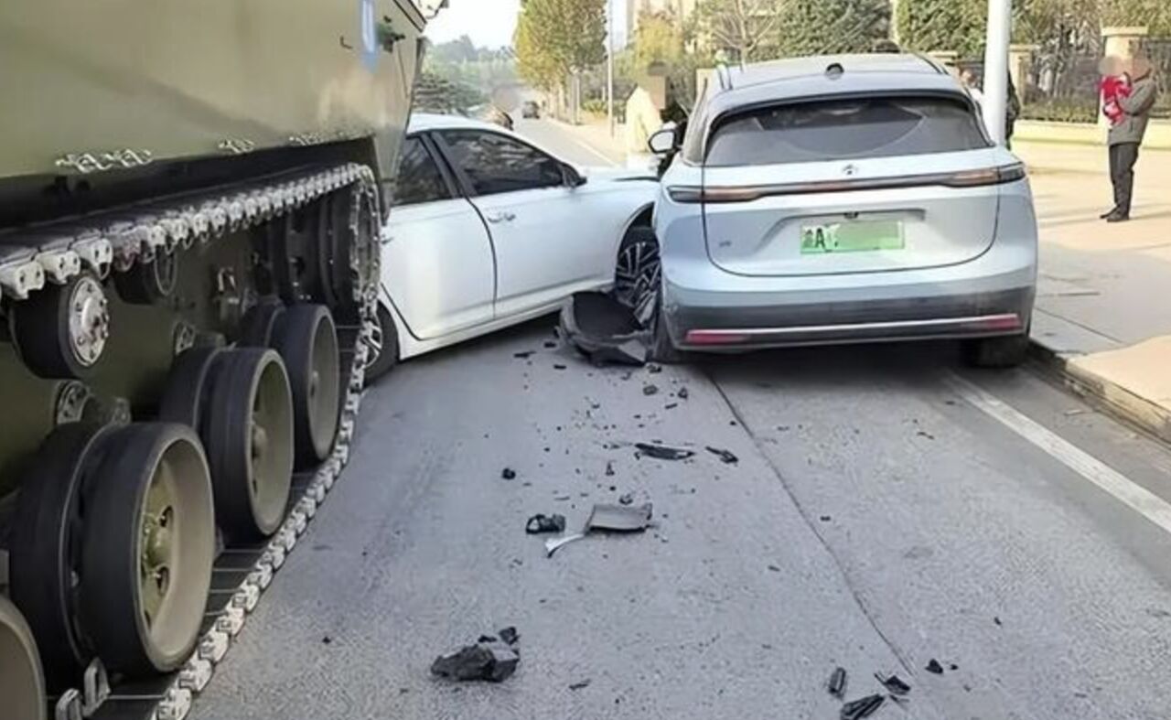 陸轎車違規迴轉被裝甲車撞!彈飛後車身變形 交警:車主負全責