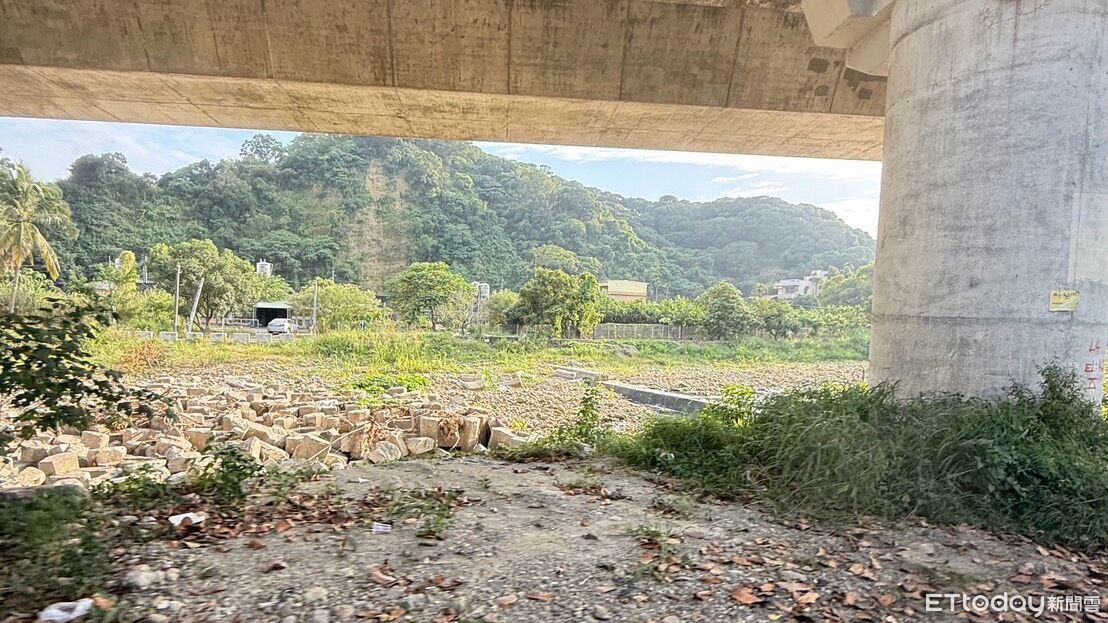 快訊／國10嶺口交流道產業道路見浮腫男屍　惡臭刺鼻疑死亡多日