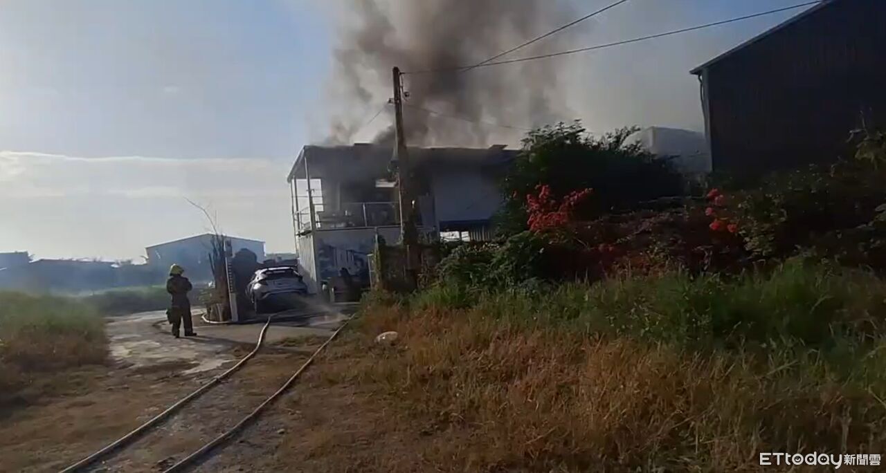 快訊／台南木炭倉庫突冒火光！延燒隔壁花圈行　消防急灌救