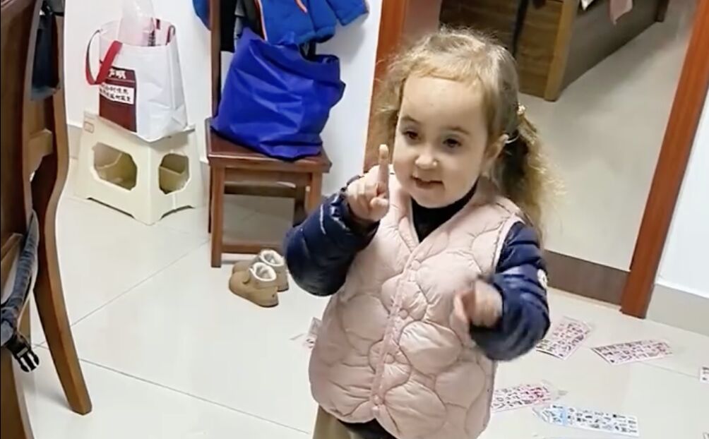 ▲江蘇一對華人夫妻生出金髮碧眼的女娃娃。（圖／翻攝微博）