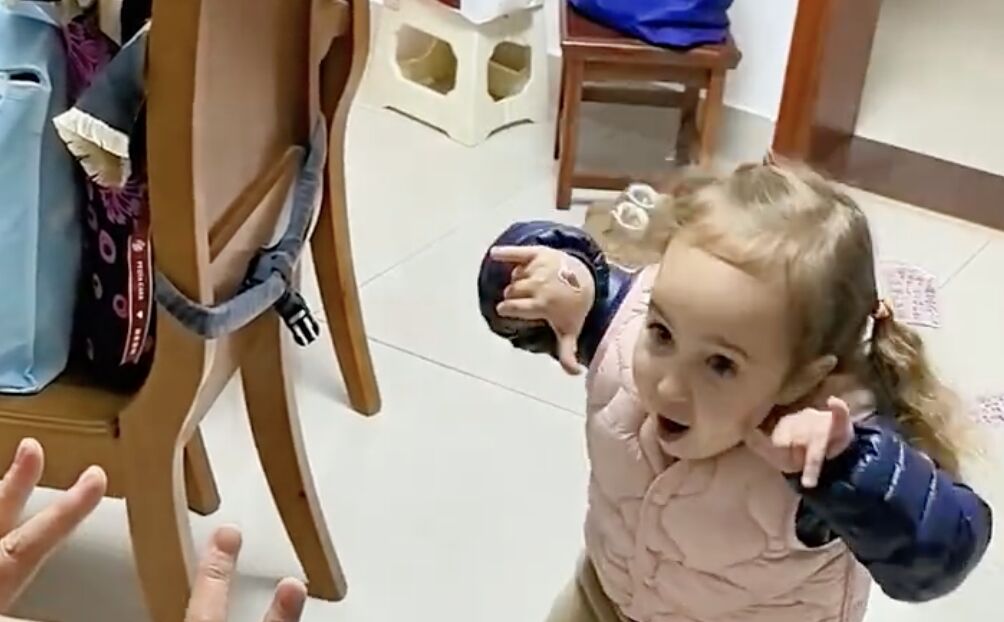 ▲江蘇一對華人夫妻生出金髮碧眼的女娃娃。（圖／翻攝微博）