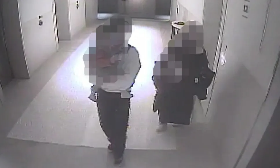 ▲▼柳某曝光，前妻和男學生抱著兒子出入飯店的監視器畫面。（圖／翻攝自韓民族新聞）