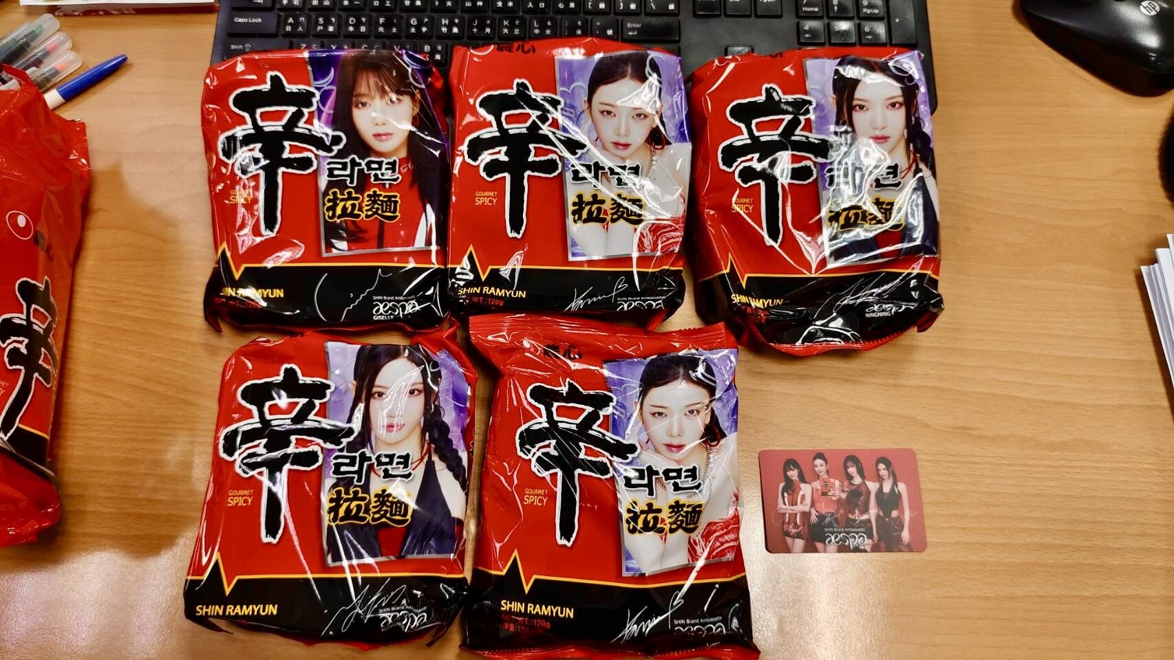 ▲▼韓國女團「aespa」成為首位「辛拉麵全球大使」，限定聯名包裝將於家樂福量販搶先開賣。（圖／業者提供）
