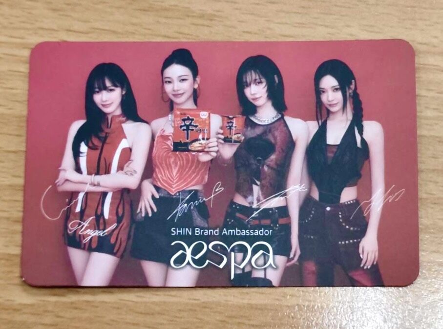 ▲▼韓國女團「aespa」成為首位「辛拉麵全球大使」，限定聯名包裝將於家樂福量販搶先開賣。（圖／業者提供）