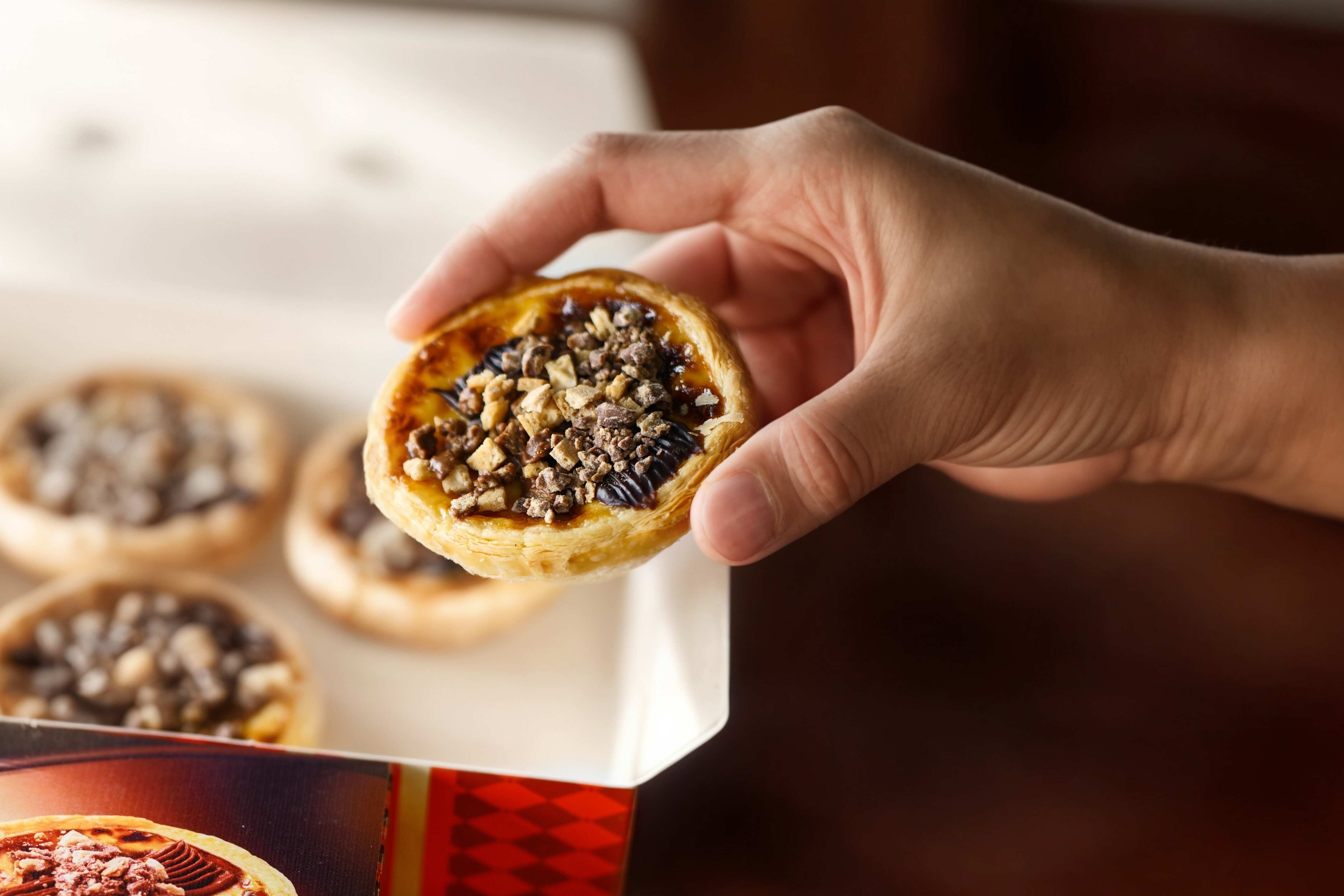 ▲KITKATＸ肯德基推「可可流心三重奏蛋撻」。（圖／品牌提供）