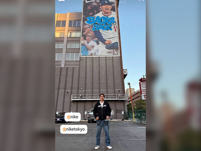 LA新地標！山本由伸朝聖「超巨大自己」　開心打卡留念