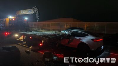 國1車禍1死10傷！特斯拉駕駛家屬控「想閃被系統拉回」猛撞拖吊車
