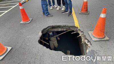 快訊／新莊復興路一段「驚現天坑」！深達2公尺　工務局緊急封路