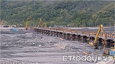 鳳凰颱停工8天！增加人力機具積極施工　馬太鞍鋼便橋進度超前