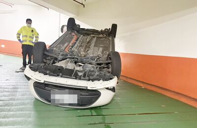自小客滾下停車場！3公尺寬車道翻覆　4輪朝天離奇畫面曝光