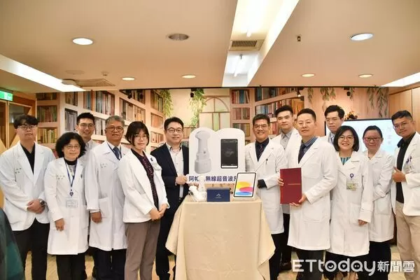 ▲台大雲林分院獲贈手持式超音波，院長馬惠明感謝捐贈單位長期支持雲林在地醫療。（圖／記者游瓊華翻攝）