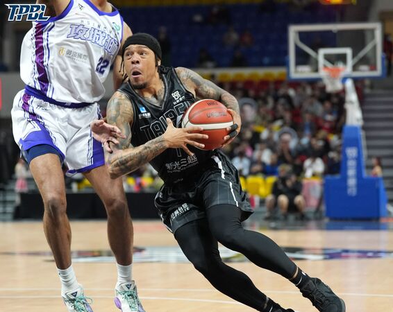 ▲戰神洛夫頓、丁聖儒、雷蒙恩、許皓程，攻城獅劉丞勳、威森。（圖／TPBL提供）