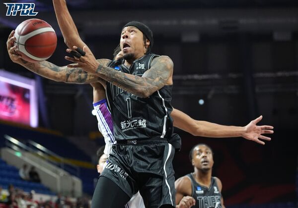 ▲戰神洛夫頓、丁聖儒、雷蒙恩、許皓程，攻城獅劉丞勳、威森。（圖／TPBL提供）