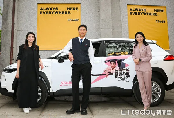 ▲55688集團執行長林念臻(右)、品牌發言人林念穎(左)與品牌代言人合照楊祐寧合影。（圖／大車隊提供）