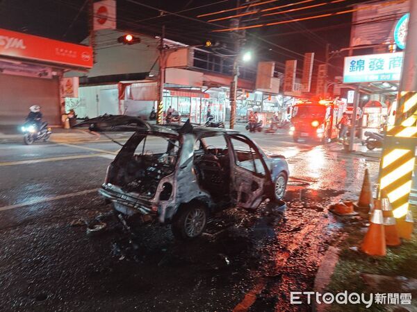 屏東▲▼屏科大前汽車火警！攤商蒸小籠包疑瓦斯不慎　整台燒成黑殼。（圖／記者陳崑福翻攝）