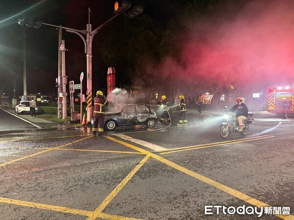屏東▲▼屏科大前汽車火警！攤商蒸小籠包疑瓦斯不慎　整台燒成黑殼。（圖／記者陳崑福翻攝）