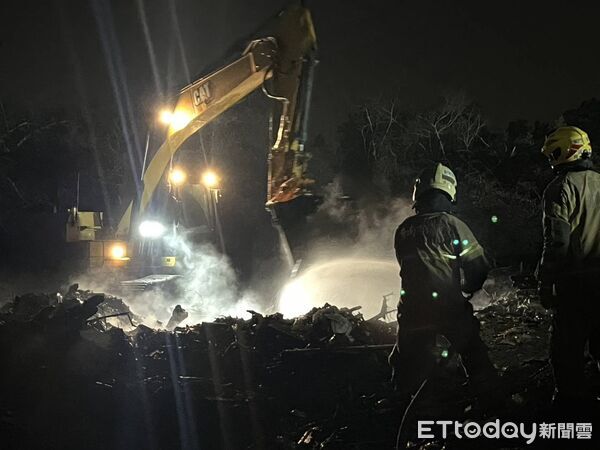 ▲台南市烏樹林暫置場堆置大量風災廢棄物，消防局出動重機分層剝除連日灌救，火勢於3日夜11時30分許完全撲滅。（記者林東良翻攝）