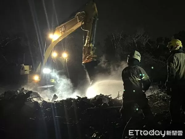 ▲台南市烏樹林暫置場堆置大量風災廢棄物，消防局出動重機分層剝除連日灌救，火勢於3日夜11時30分許完全撲滅。（記者林東良翻攝）