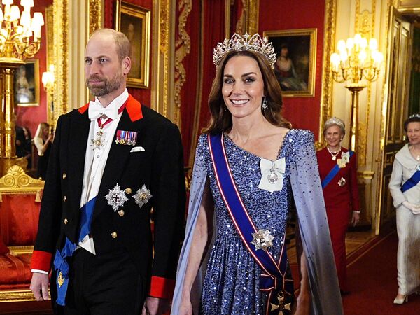 凱特王妃變艾莎公主　斗篷禮服配東方風冠冕仙氣飄飄