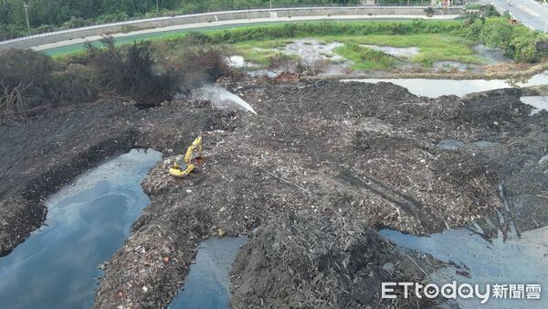 ▲台南市烏樹林暫置場堆置大量風災廢棄物，消防局出動重機分層剝除連日灌救，火勢於3日夜11時30分許完全撲滅。（記者林東良翻攝）