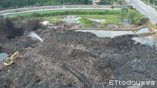 ▲台南市烏樹林暫置場堆置大量風災廢棄物，消防局出動重機分層剝除連日灌救，火勢於3日夜11時30分許完全撲滅。（記者林東良翻攝）