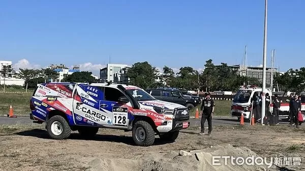 ▲消防學員於安平沙地進行四驅越野實作訓練，全面提升駕駛控制力。（記者林東良翻攝，下同）