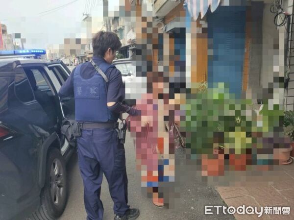▲東港警方載王姓阿嬤返家。（圖／記者陳崑福翻攝）