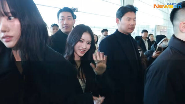 ▲AAA倒數！MEOVV、ALLDAY PROJECT出發了　大批韓星飛往高雄。（圖／翻攝自newesn YouTube）