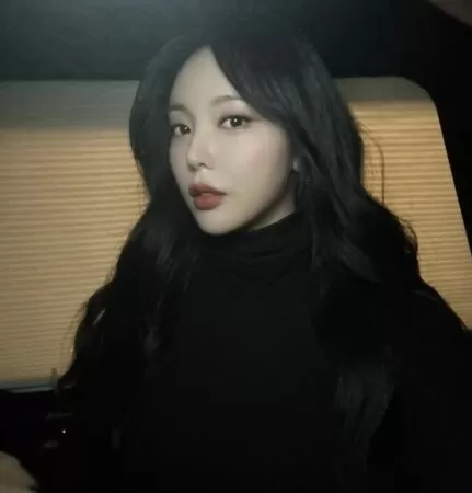 ▲▼ 韓女星「抄碩士論文」消失幕前⋯五官全變了　韓媒驚：以為中國演員。（圖／翻攝自洪真英IG）