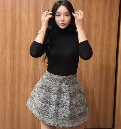 ▲▼ 韓女星「抄碩士論文」消失幕前⋯五官全變了　韓媒驚：以為中國演員。（圖／翻攝自洪真英IG）