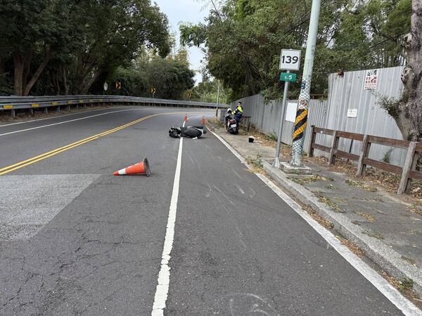 ▲彰化139縣道機車撞三角錐摔車受傷送醫。（圖／警方提供）