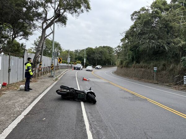 ▲彰化139縣道機車撞三角錐摔車受傷送醫。（圖／警方提供）
