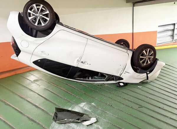 ▲許姓女子昨天下午駕駛租賃車進入桃園復興區某地下停車場時，失控擦牆壁翻覆坡道上。（圖／桃園警方提供）