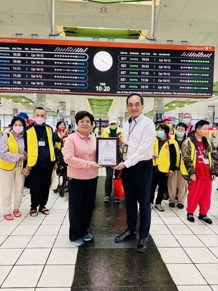 高鐵桃園站傳愛 助身障者秋遊故宮南院