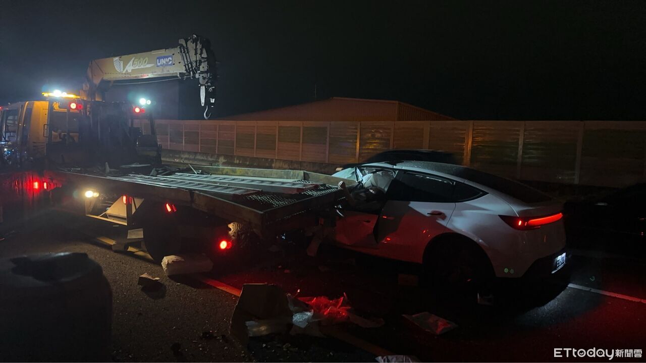 國1車禍1死10傷！特斯拉駕駛家屬控「想閃被系統拉回」猛撞拖吊車