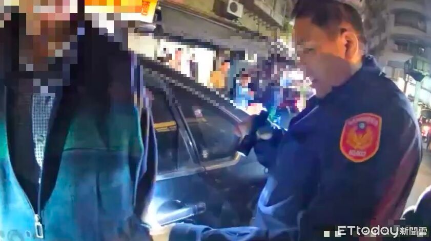 新北3毒蟲違停露餡 1人狂逃遭壓制…警搜出海洛因+喪屍煙彈